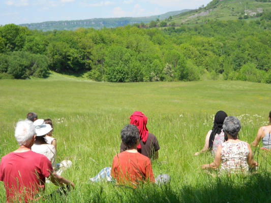 méditants assis dans l'herbe